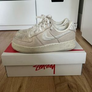 Stüssy x Nike Air Force 1 - Fossil, Women’s Size 6